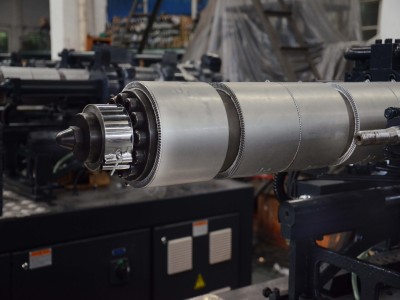 Injection molding machine screw barrel