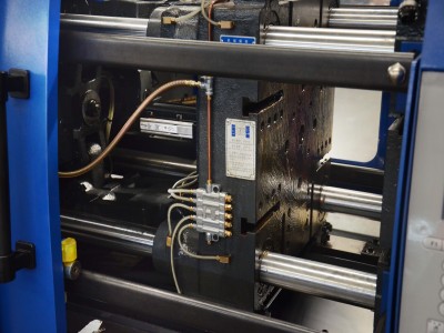 the clamping system in injection molding machine