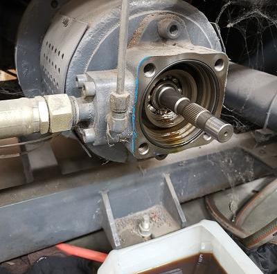 Lubrication system of injection molding machine maintenance 