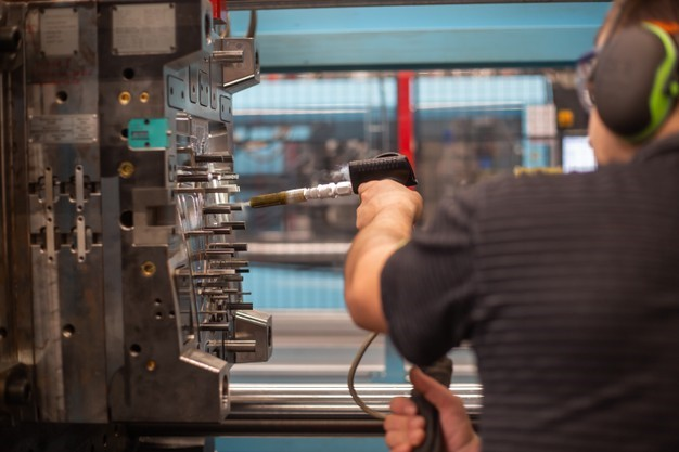 repair injection molding machine