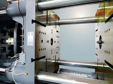 Injection molding machine platen selection