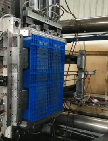 Plastic pallet making machine