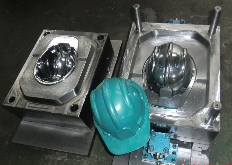 Helmet + moulds injection molding machine