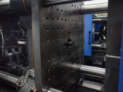 Injection molding machine tonnage