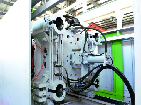 two platen injection molding machine
