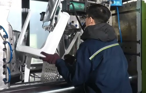 Labor Costs of a plastic chair
