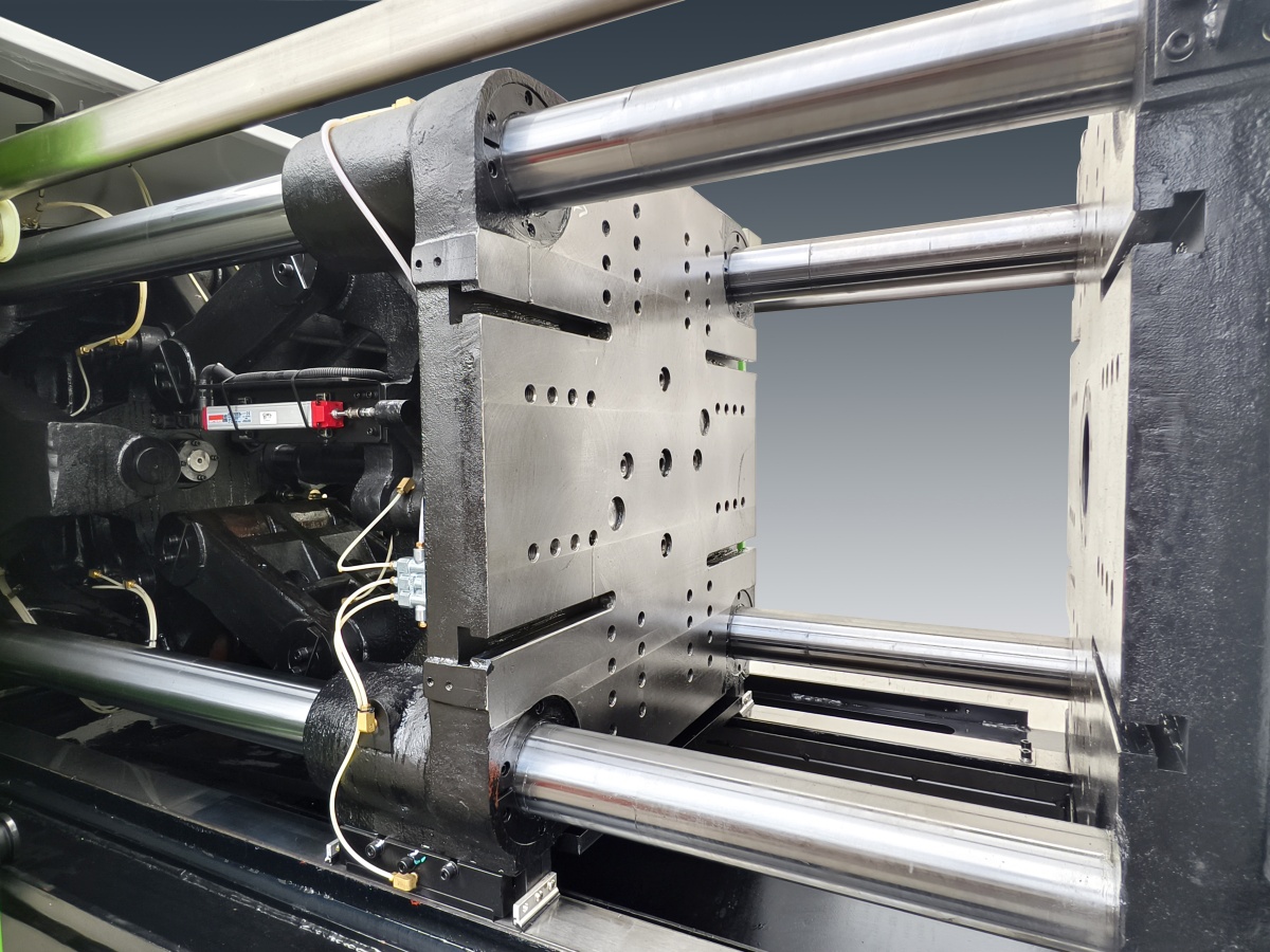 T-slot for injection molding machine